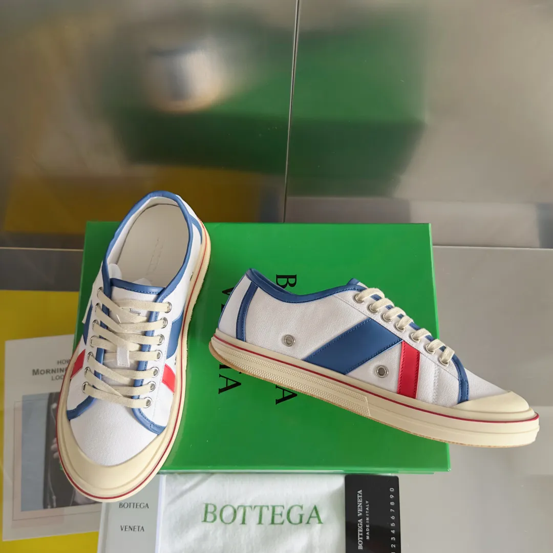 Top version: Couple model 560💰 Bottega Veneta Bottega Veneta BV’s latest Eliot series retro basketball shoes casual sports canvas shoes Bottega Veneta 2025 spring and summer show new shoes Eliot is on the market. Inspired by retro basketball sneakers, the color combination highlights youthful vitality and perfectly interprets the theme of youth and childlike innocence. The details are also very particular. The summer canvas brings excellent durability and comfort. Designs such as calfskin trim, rubber toe caps and hand-painted retro red lines are full of retro feel. The round toe and convex sole add a modern feel. Exquisite packaging at the delivery counter🛍📦 ▪️Fabrics: Original customized high-density canvas + cowhide ▪️Inner lining: Original customized breathable canvas ▪️Sole: Original open-molded anti-slip TPU material ▪️Sole thickness: 3CM ▪️Size: Women’s 35-41 / [Men’s 39-45 pre-sale]